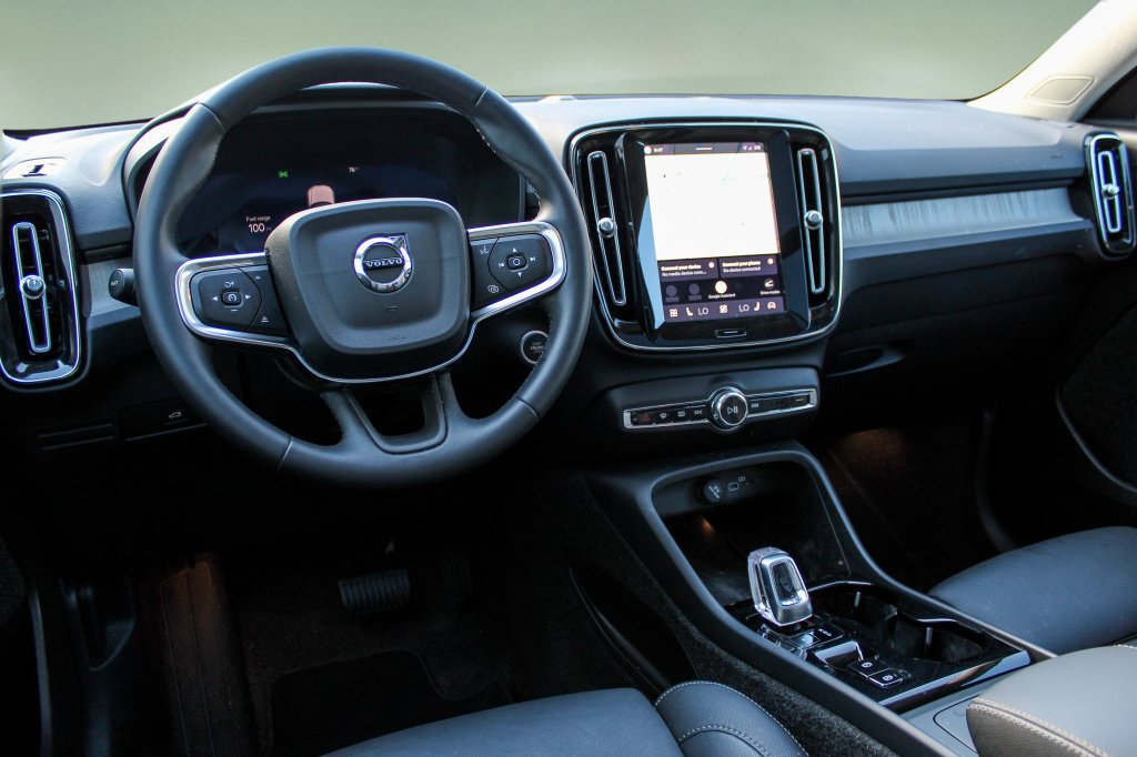 Certified 2025 Volvo XC40 B5 Plus AWD/4WD image 17