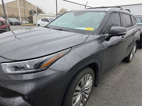 Used 2024 Toyota Highlander Platinum image 9