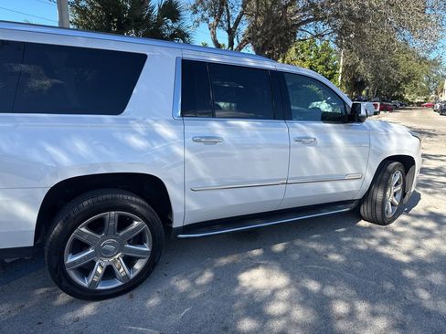 Used 2019 Cadillac Escalade ESV Premium Luxury image 7