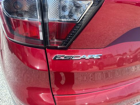 Used 2017 Ford Escape Titanium FWD image 11