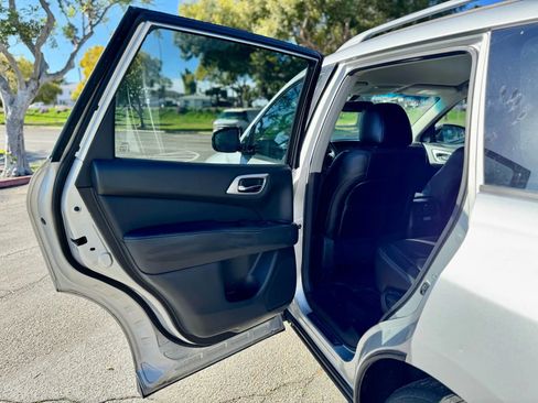 Used 2013 Nissan Pathfinder SL w/ Trailer Tow Pkg image 31