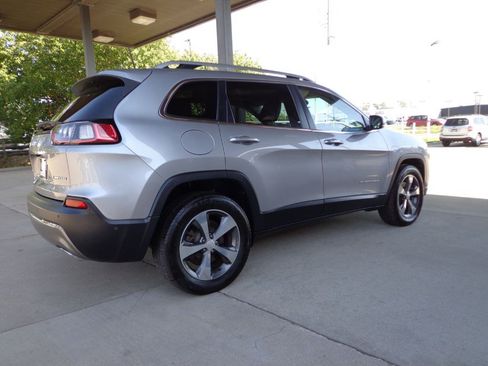 Used 2019 Jeep Cherokee Limited w/ Luxury Group AWD/4WD image 4
