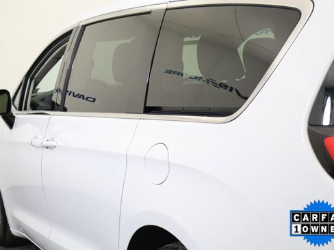 Used 2024 Chrysler Pacifica Select image 10