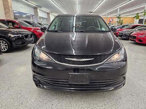 Used 2017 Chrysler Pacifica Touring w/ Tire & Wheel Group image 2