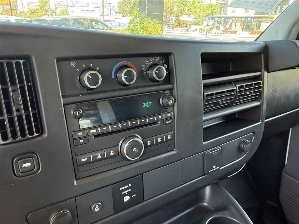 Used 2015 Chevrolet Express 2500 RWD image 17