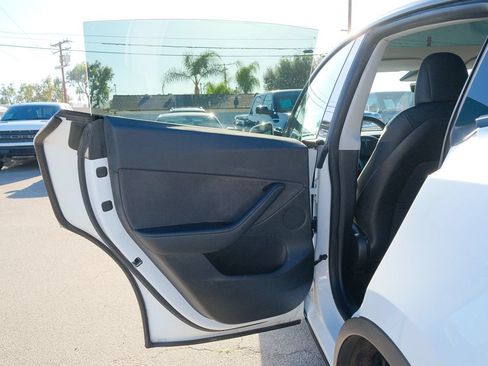 Used 2021 Tesla Model Y Long Range AWD/4WD image 29