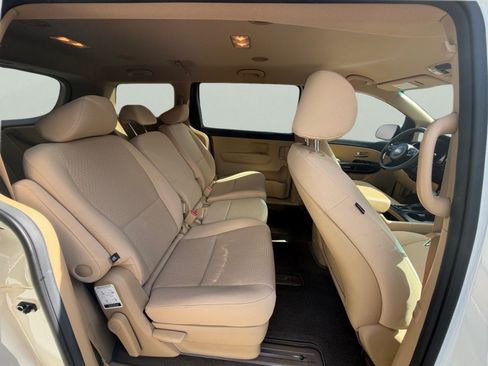 Used 2018 Kia Sedona LX FWD image 17