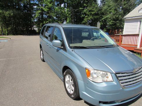 Used 2010 Chrysler Town & Country Touring FWD image 2