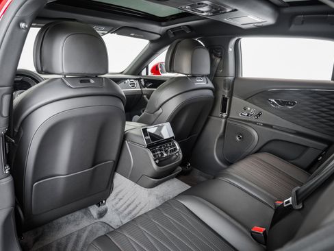 Used 2022 Bentley Flying Spur V8 image 17