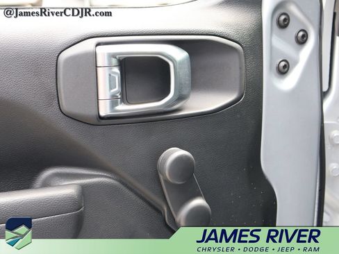 Used 2024 Jeep Gladiator Sport AWD/4WD image 21