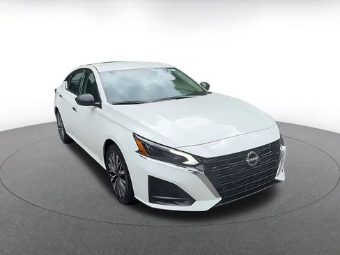 Used 2025 Nissan Altima 2.5 SV FWD image 3