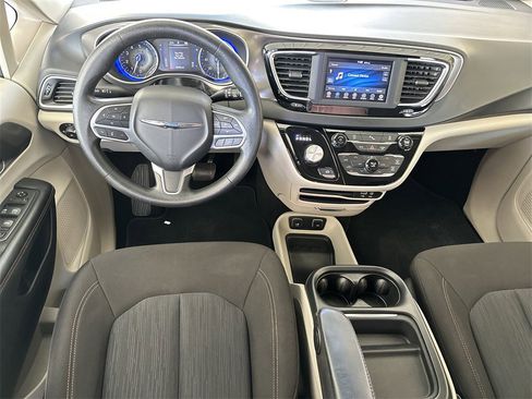 Used 2020 Chrysler Pacifica Touring image 15