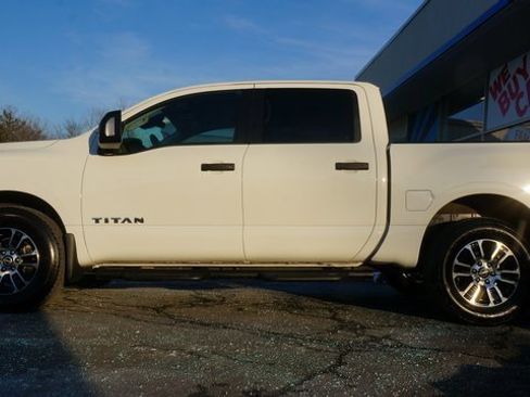 Used 2024 Nissan Titan SV w/ SV Convenience Package image 5