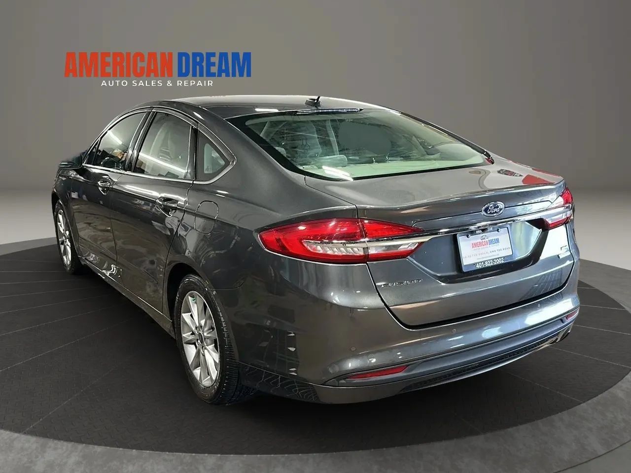 Used 2017 Ford Fusion SE w/ Fusion SE Technology Package FWD image 3
