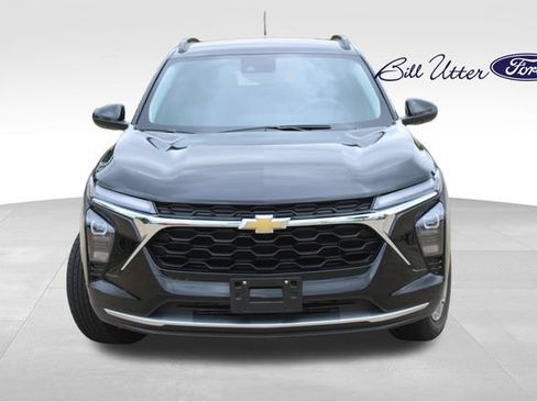 Used 2025 Chevrolet Trax LT FWD image 2