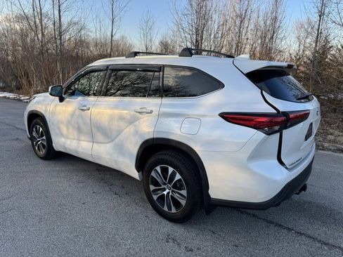 Used 2021 Toyota Highlander XLE image 11