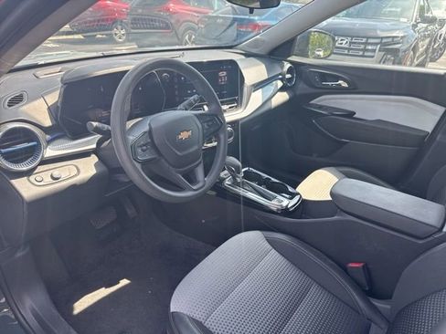 Used 2025 Chevrolet Trax LT FWD image 11