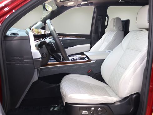 Certified 2025 Cadillac Escalade ESV Sport Platinum AWD/4WD image 11