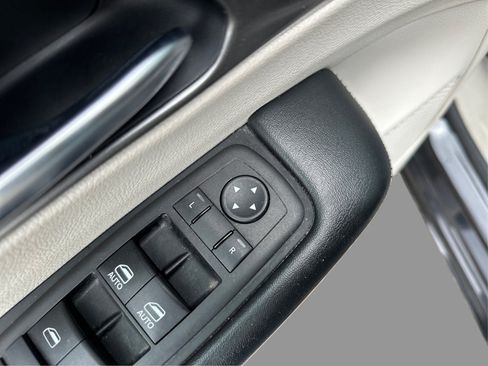 Used 2023 Chrysler Pacifica Touring-L FWD image 17