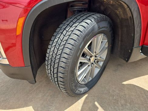Used 2023 Chevrolet Traverse LT FWD image 32