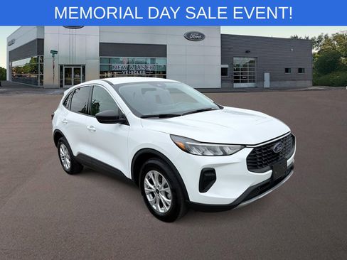 Used 2023 Ford Escape Active w/ Tech Pack #1 AWD/4WD image 2