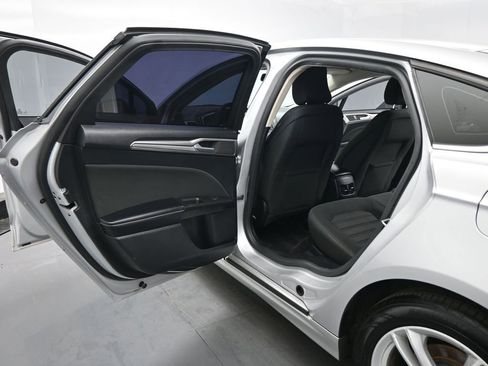 Used 2018 Ford Fusion SE image 16