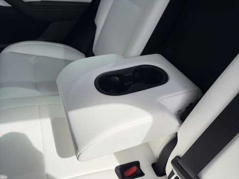 Used 2022 Tesla Model Y Long Range AWD/4WD image 22