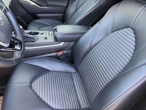 Used 2022 Toyota Highlander XSE FWD image 13