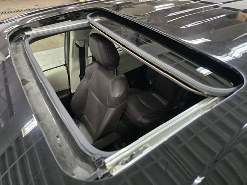 Used 2022 Toyota Sienna Platinum image 3