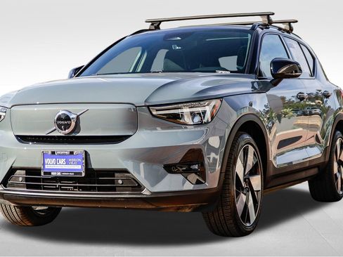 Used 2023 Volvo XC40 Recharge Plus image 3