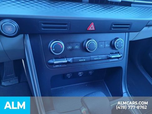 Used 2023 Kia Carnival LX image 7