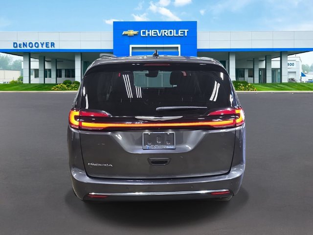 Used 2023 Chrysler Pacifica Touring-L FWD image 8