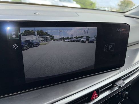 Used 2025 Kia Sorento LX FWD image 4