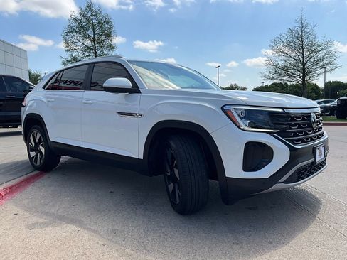 Used 2024 Volkswagen Atlas Cross Sport SE image 4