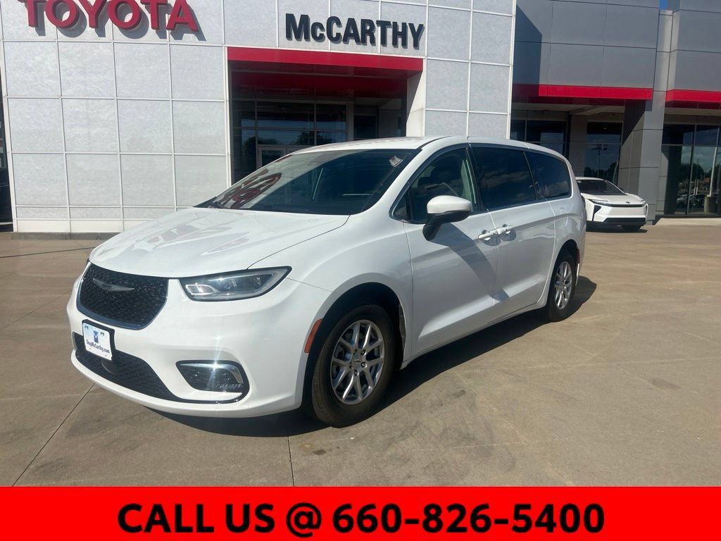 Used 2023 Chrysler Pacifica Touring-L FWD image 2
