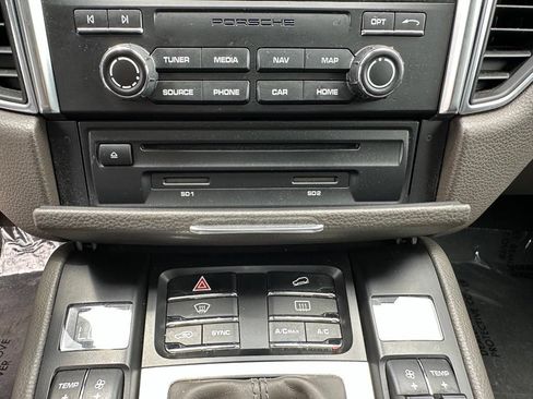 Certified 2018 Porsche Macan AWD/4WD image 32