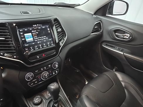 Used 2019 Jeep Cherokee Limited image 27