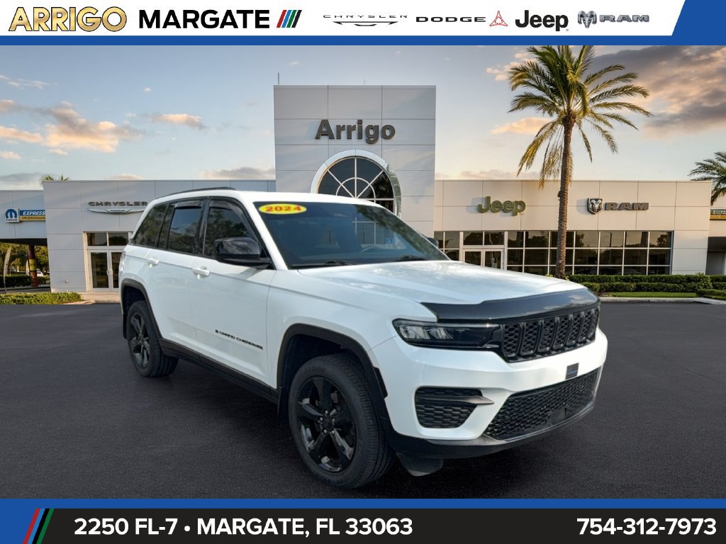 Used 2024 Jeep Grand Cherokee Altitude RWD image 1