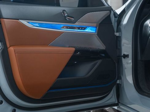 Used 2025 BMW 750e xDrive image 40