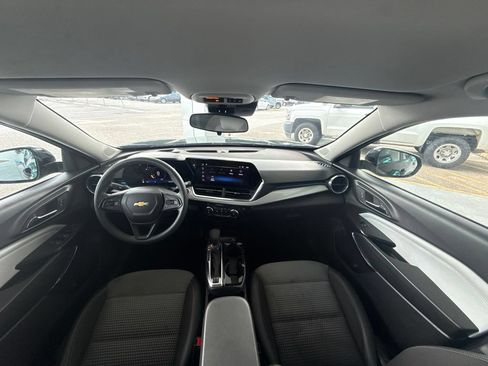 Used 2025 Chevrolet Trax LT FWD image 15