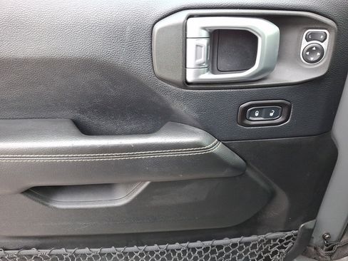 Used 2018 Jeep Wrangler Unlimited Sahara image 12