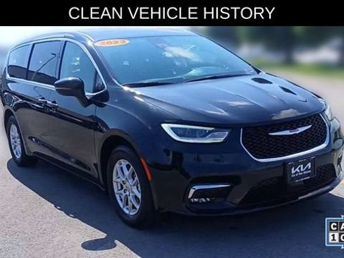 Used 2023 Chrysler Pacifica Touring-L FWD image 5