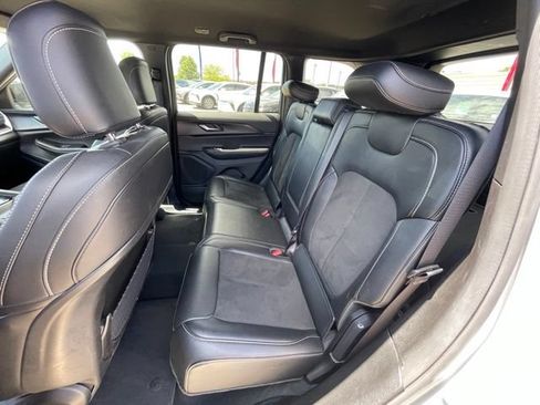 Used 2025 Jeep Grand Cherokee Altitude AWD/4WD image 18