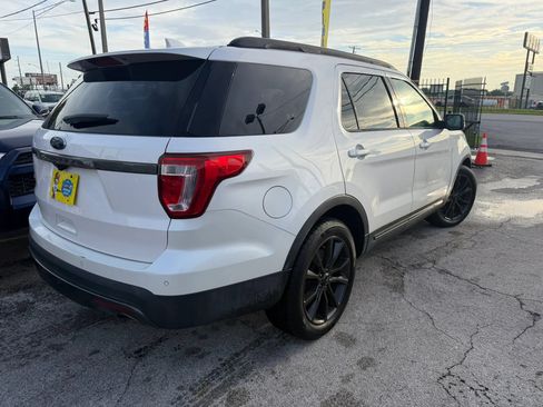 Used 2017 Ford Explorer XLT w/ Equipment Group 202A FWD image 4