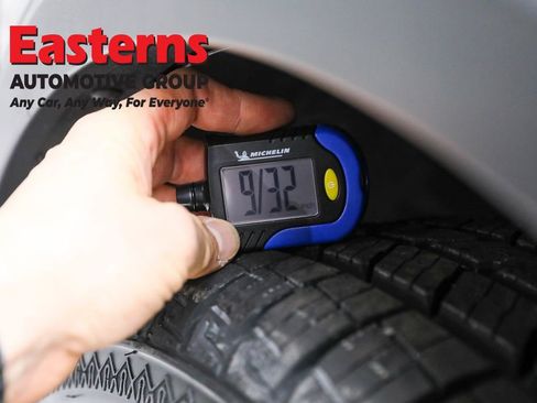 Used 2022 Volkswagen Tiguan SE w/ Panoramic Sunroof Package image 28