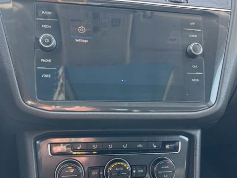 Used 2018 Volkswagen Tiguan SE image 42