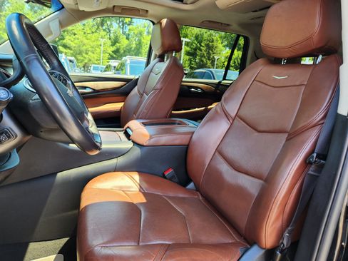 Used 2020 Cadillac Escalade Luxury w/ Escalade Sport Edition AWD/4WD image 10