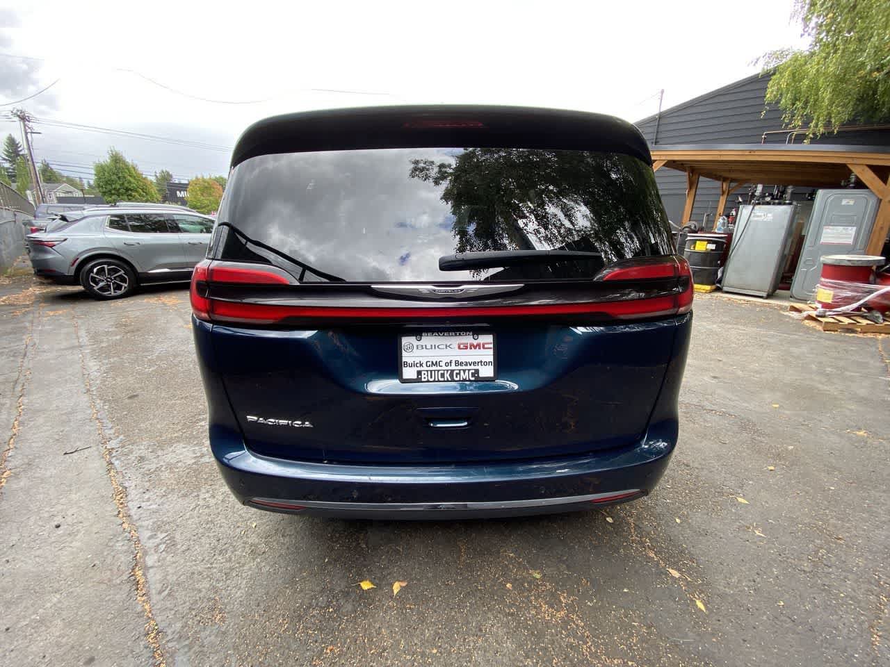 Used 2025 Chrysler Pacifica Select FWD image 5