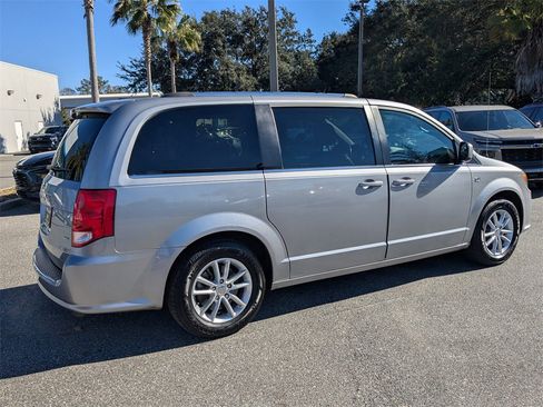 Used 2019 Dodge Grand Caravan SXT image 3