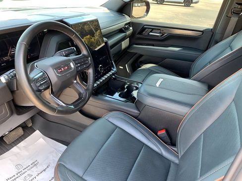 Used 2025 GMC Yukon XL AT4 AWD/4WD image 11
